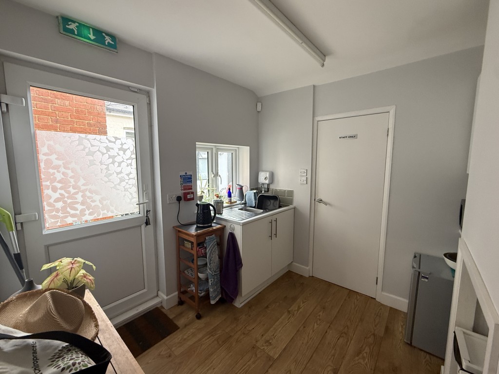 Lot: 55 - FREEHOLD TOWN CENTRE COMMERCIAL INVESTMENT - Rear Kitchen